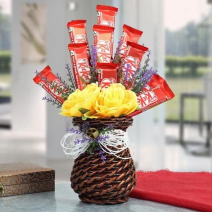 10 Kit Kat With Vase roses